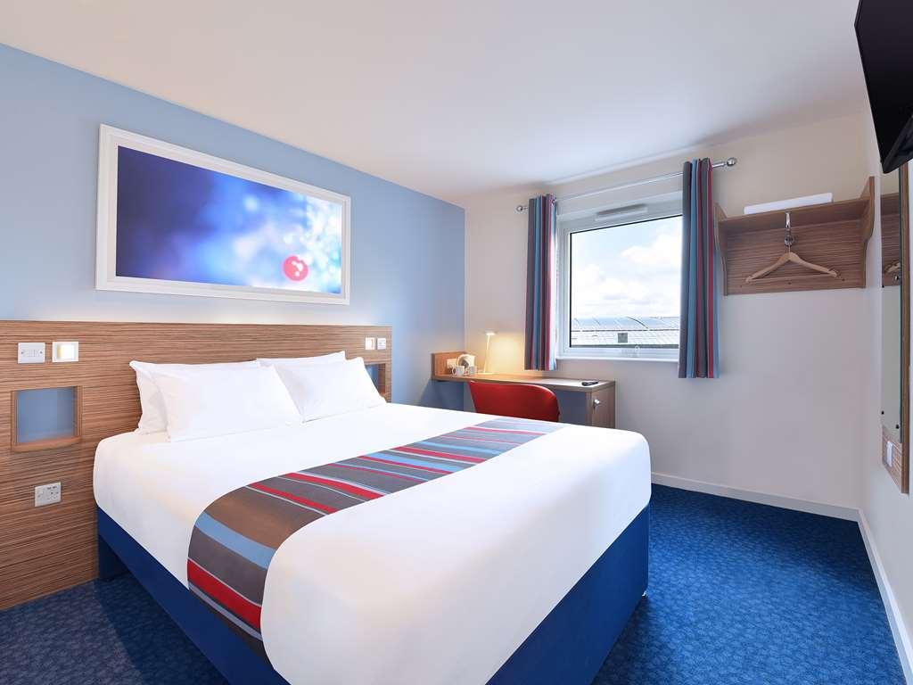 Travelodge Sunbury M3 London Room photo